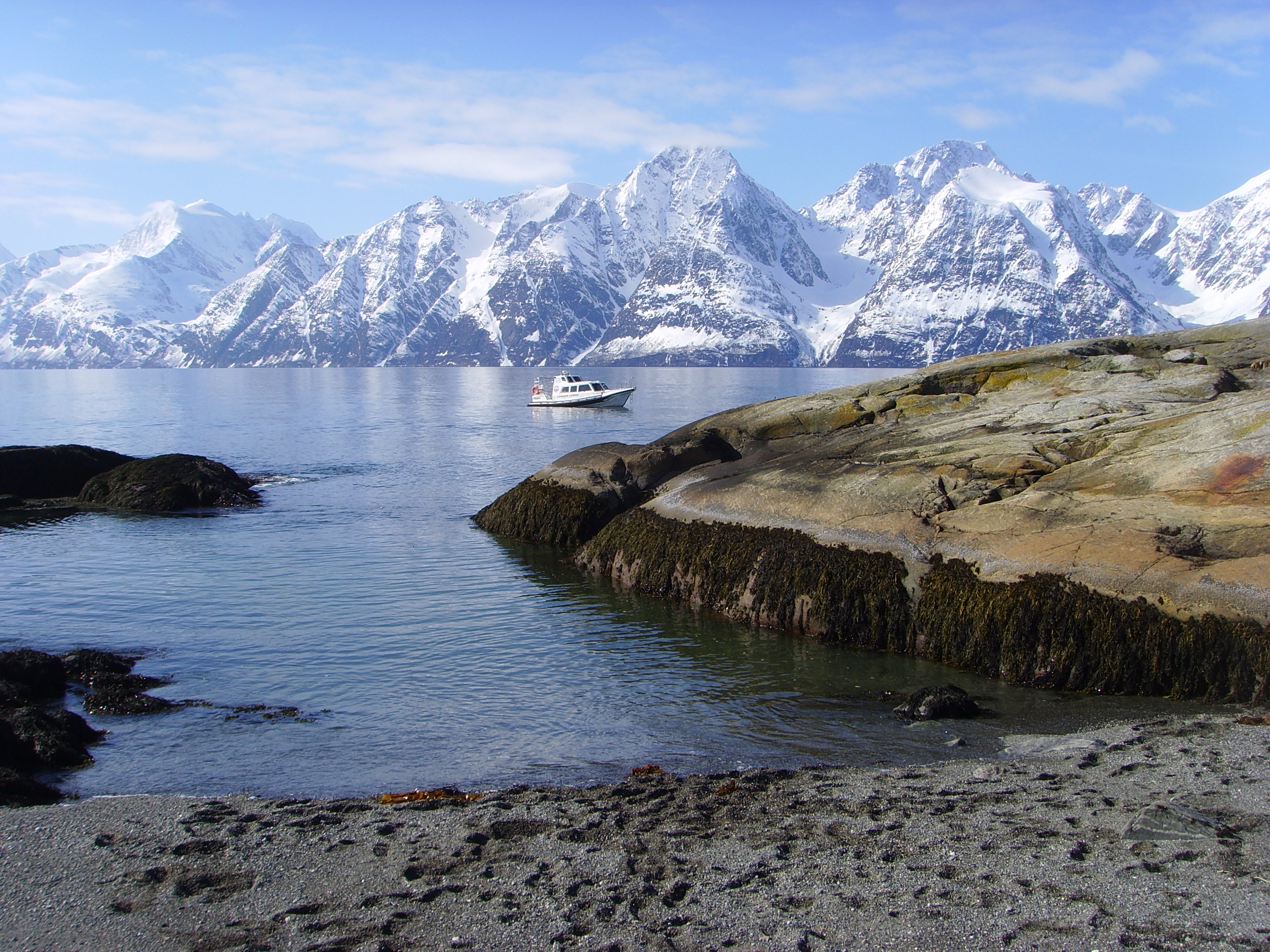 The ski tours start directly at the shoreline